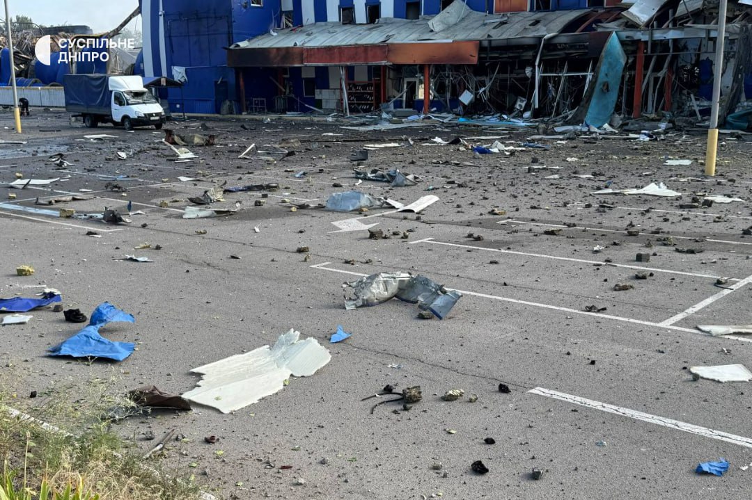 Уламки знищеного Епіцентру