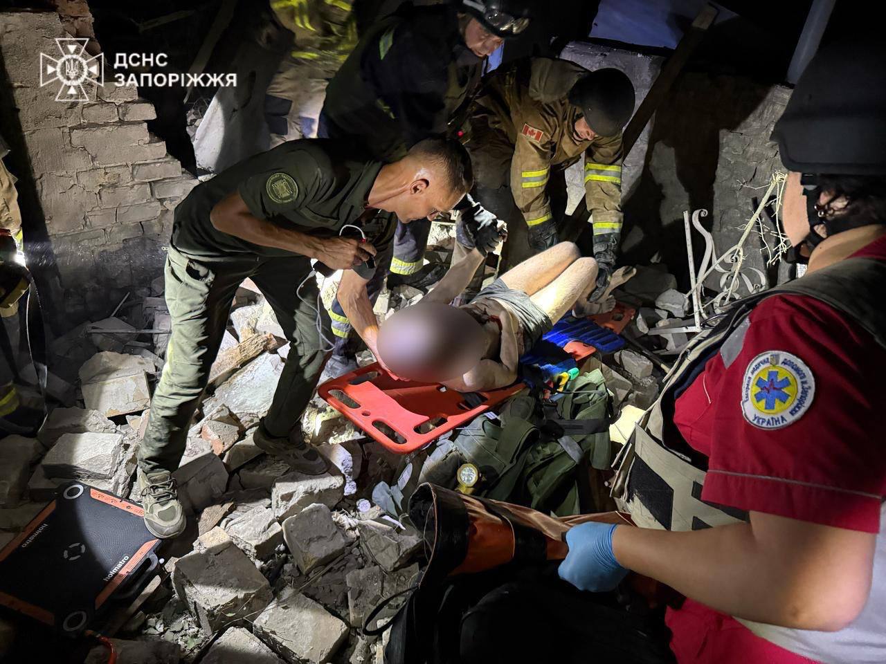 Медики надають допомогу постраждалим після російського обстрілу